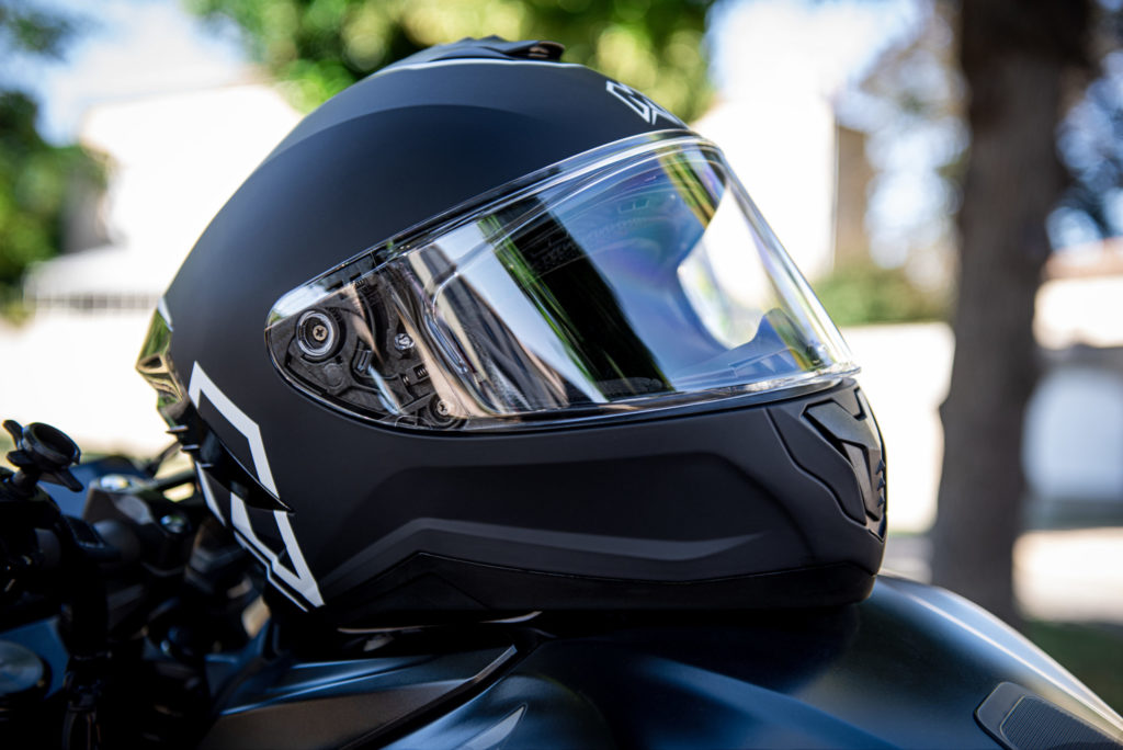 Casque M20 posé de profil sur une moto