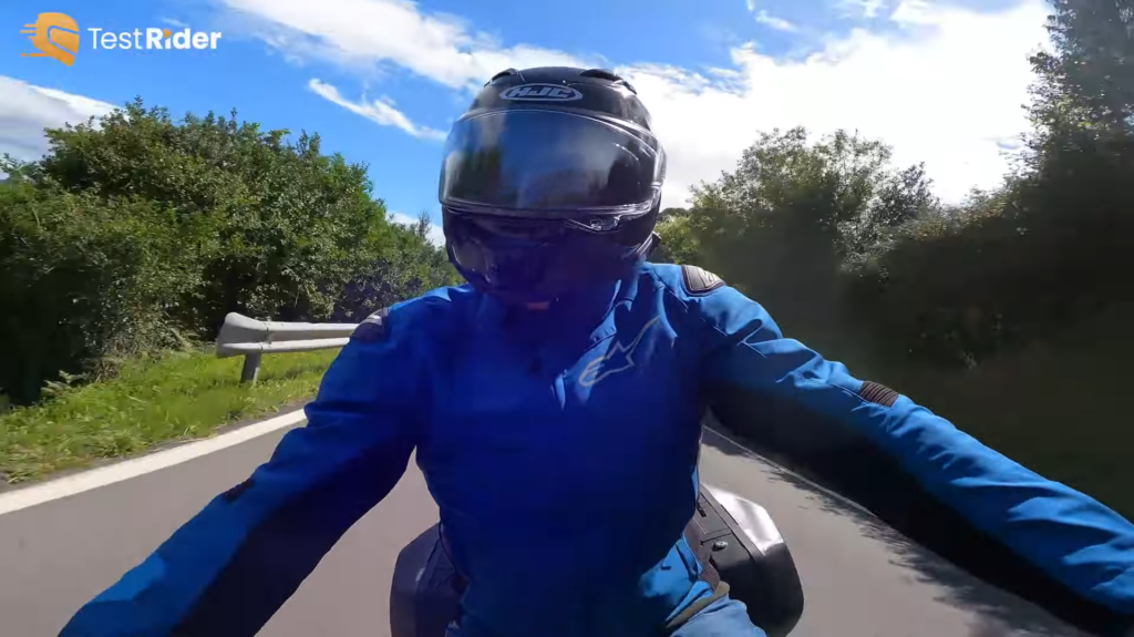 demonstration du casque lors d'un essai routier