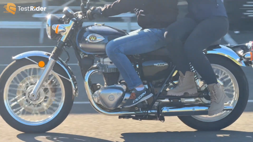 apercu des bottines portées sur une moto en tant que passager