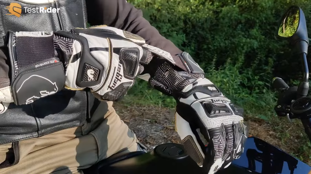 apercu du velcro 'fit control' au niveau de la manchette du gants