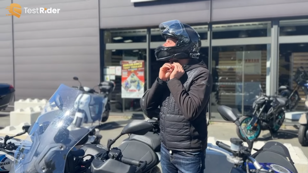 presentation devant le magasin du casque avant de partir en moto