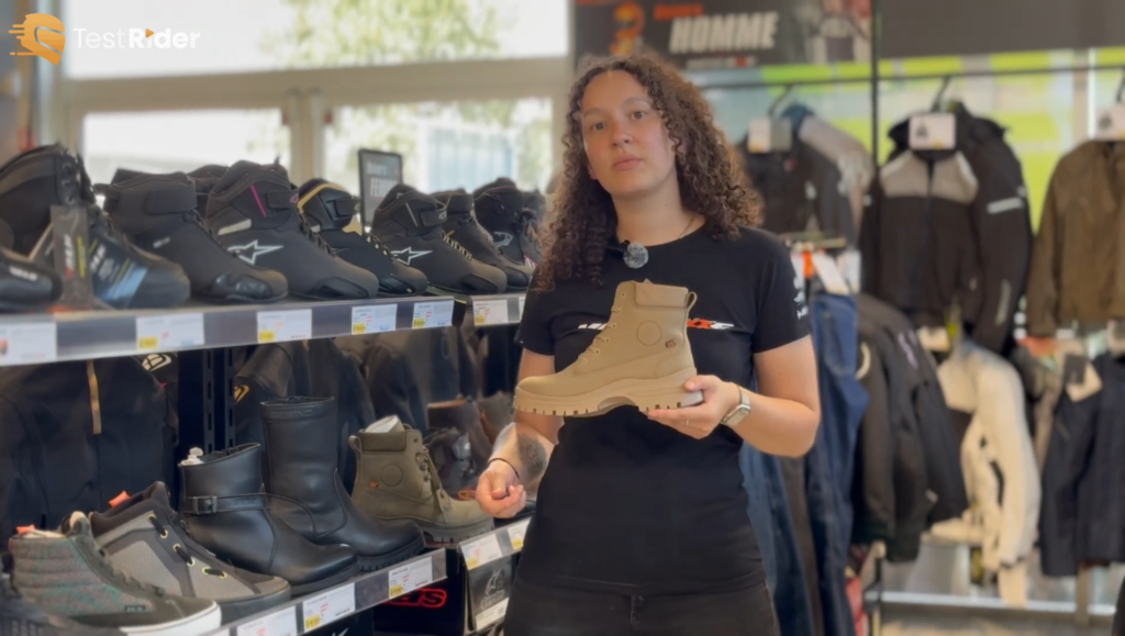 presentation des bottines par Léa dans le magasin